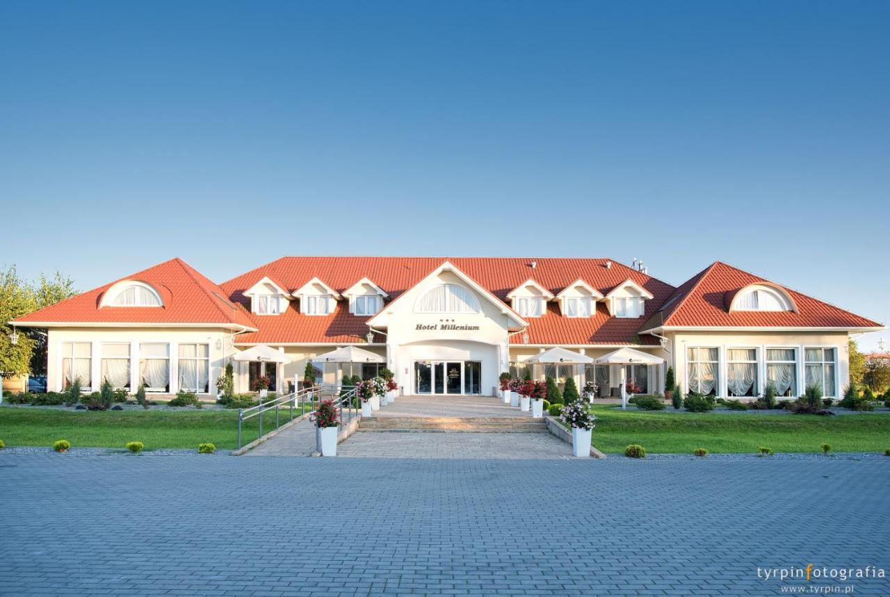 Hotel Millenium Góra Motyczna エクステリア 写真