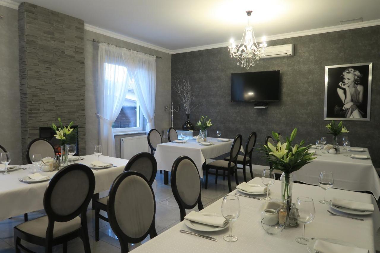 Hotel Millenium Góra Motyczna エクステリア 写真