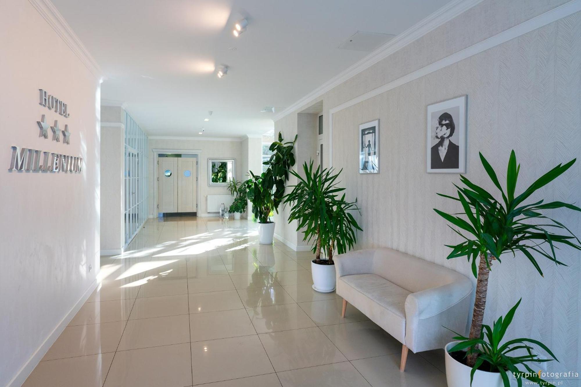 Hotel Millenium Góra Motyczna エクステリア 写真