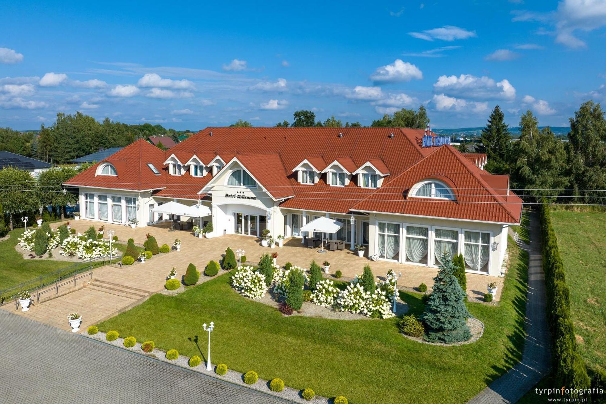 Hotel Millenium Góra Motyczna エクステリア 写真