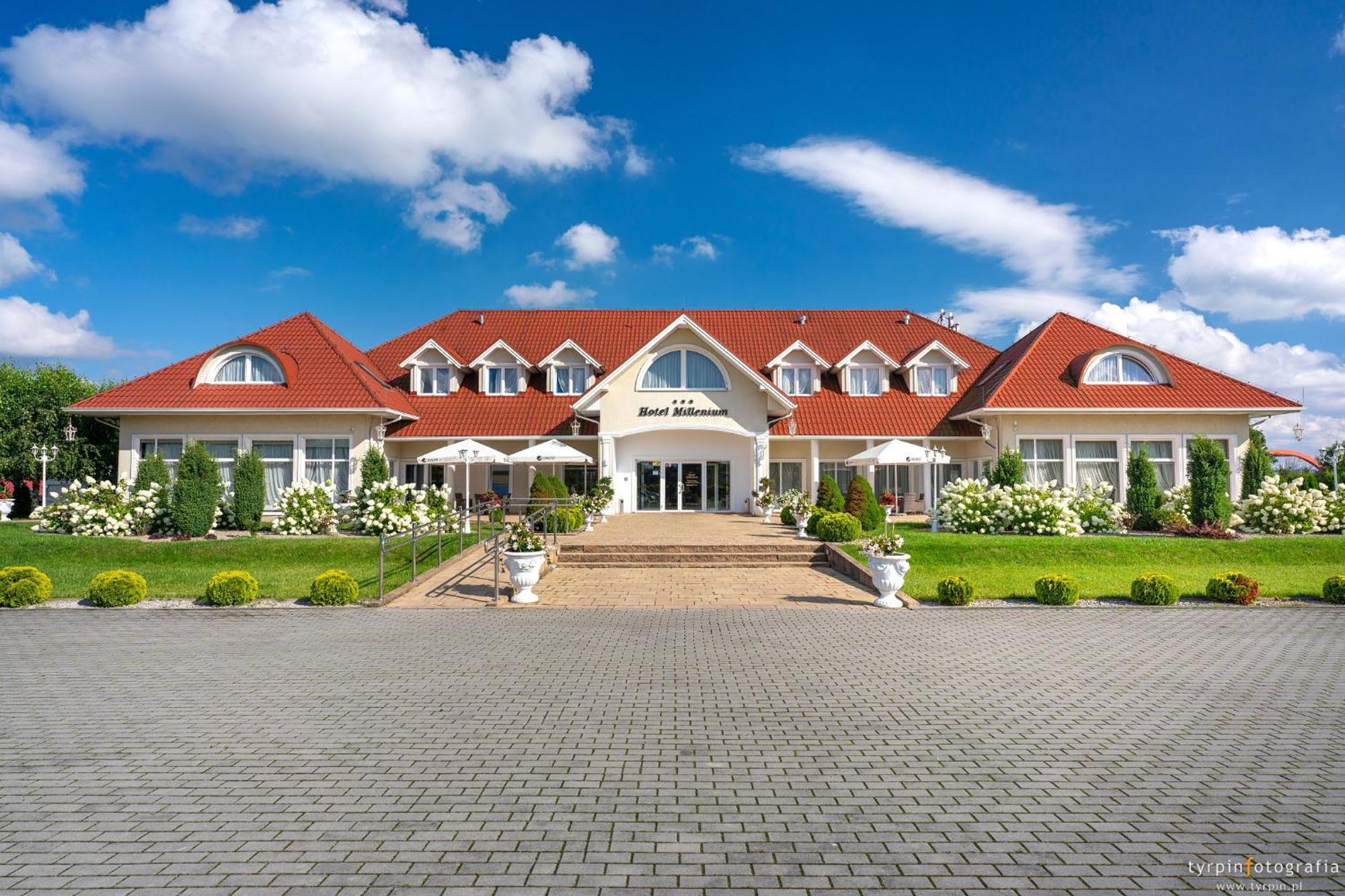 Hotel Millenium Góra Motyczna エクステリア 写真