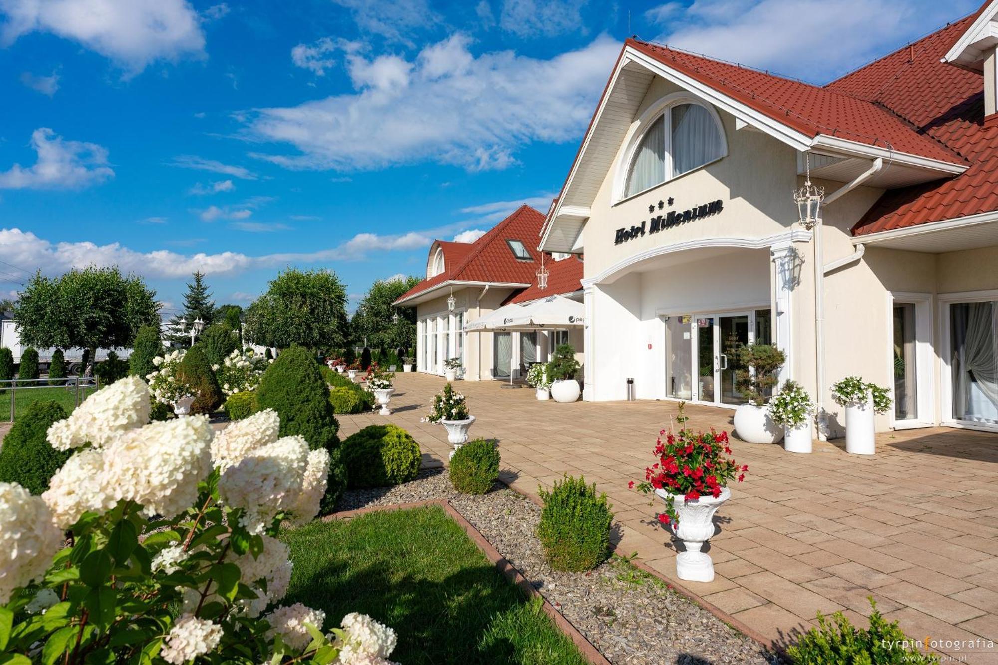 Hotel Millenium Góra Motyczna エクステリア 写真