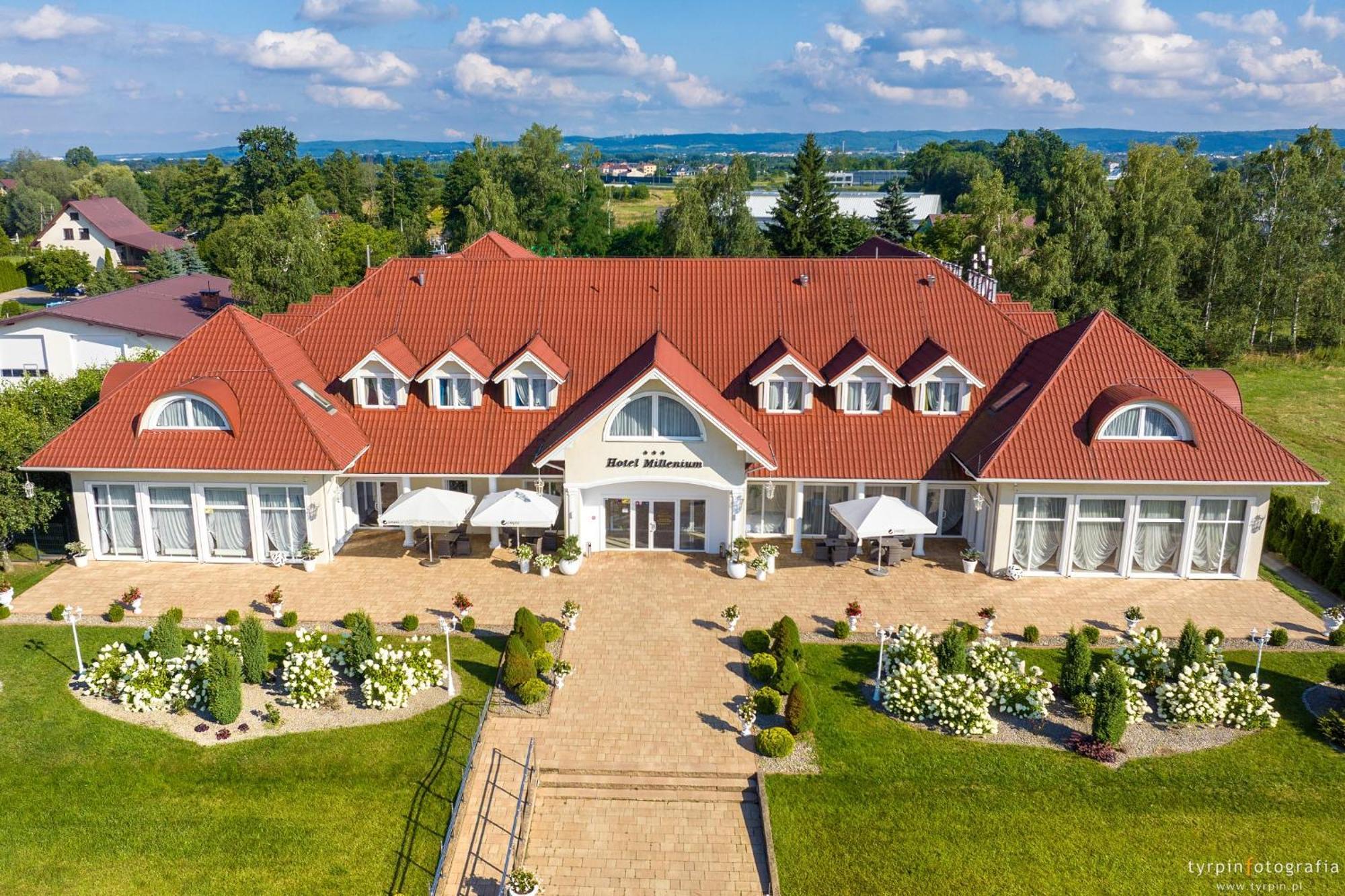 Hotel Millenium Góra Motyczna エクステリア 写真