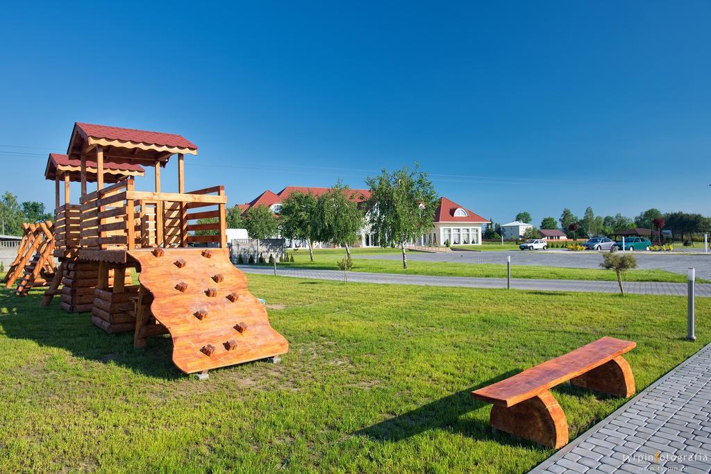 Hotel Millenium Góra Motyczna エクステリア 写真